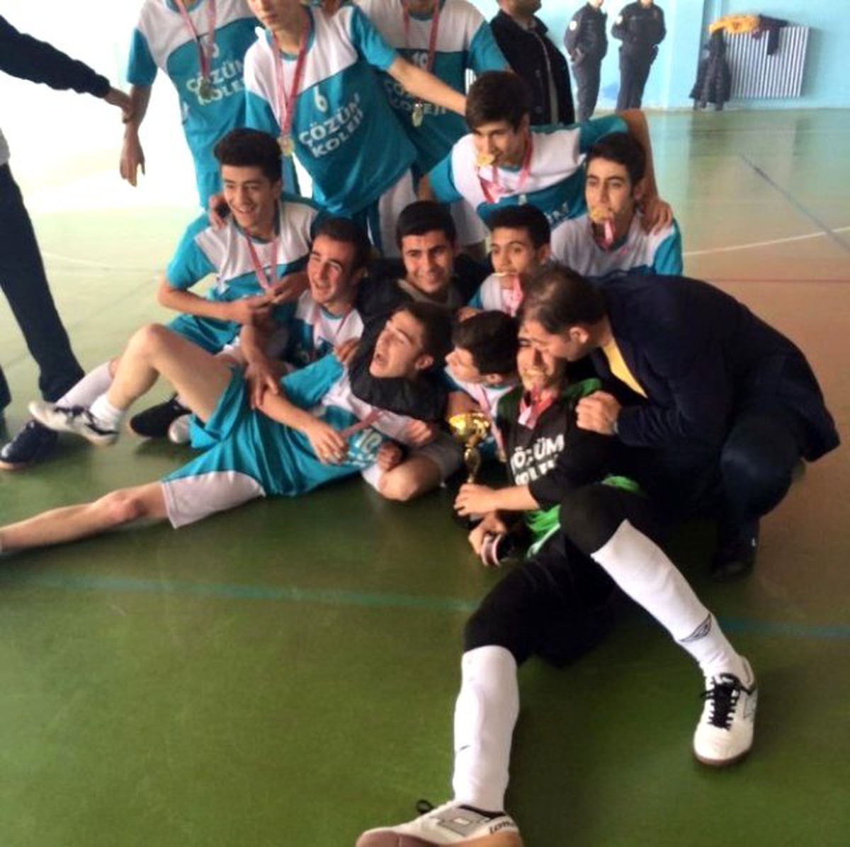 Yozgat\'ta Liselere Arası Futsal Turnuvasında Darüşşifa Sağlık Meslek Lisesi Şampiyon Oldu