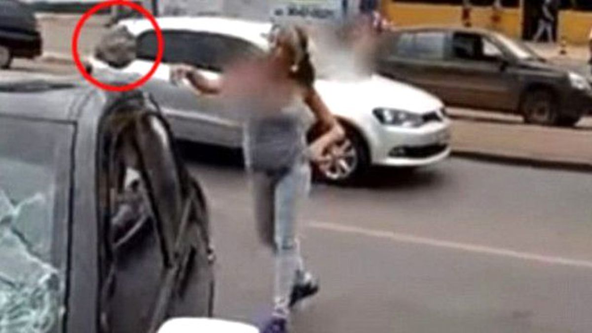 Aldatılan Hamile Eş, Kocasının Aracını Paramparça Etti