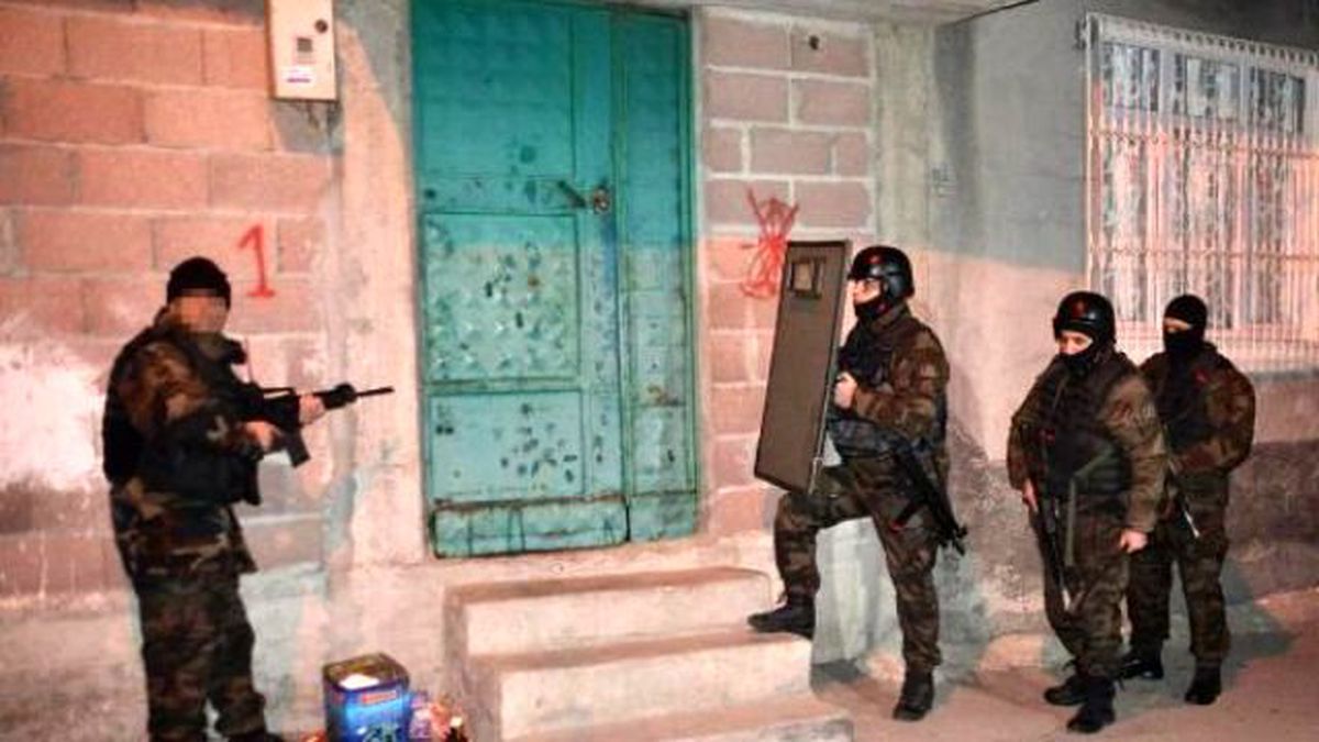 Adana\'da 1000 Polisle Kaçakçılık Operasyonu