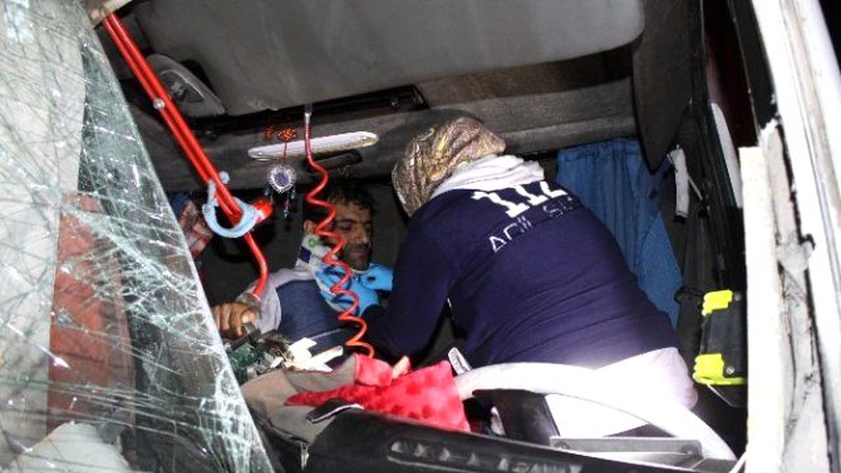 Aşırı Hızlı Kamyon Tem\'de Dehşet Saçtı: 2 Yaralı