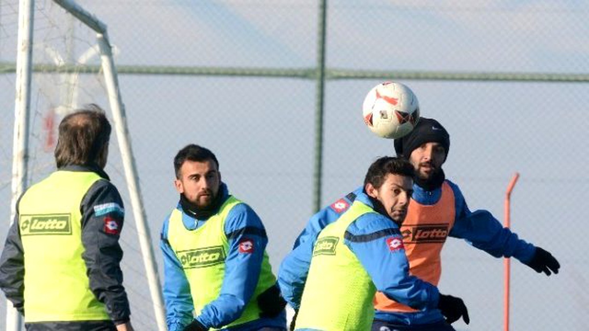 Bb Erzurumspor Dondurucu Soğukta İdman Yaptı