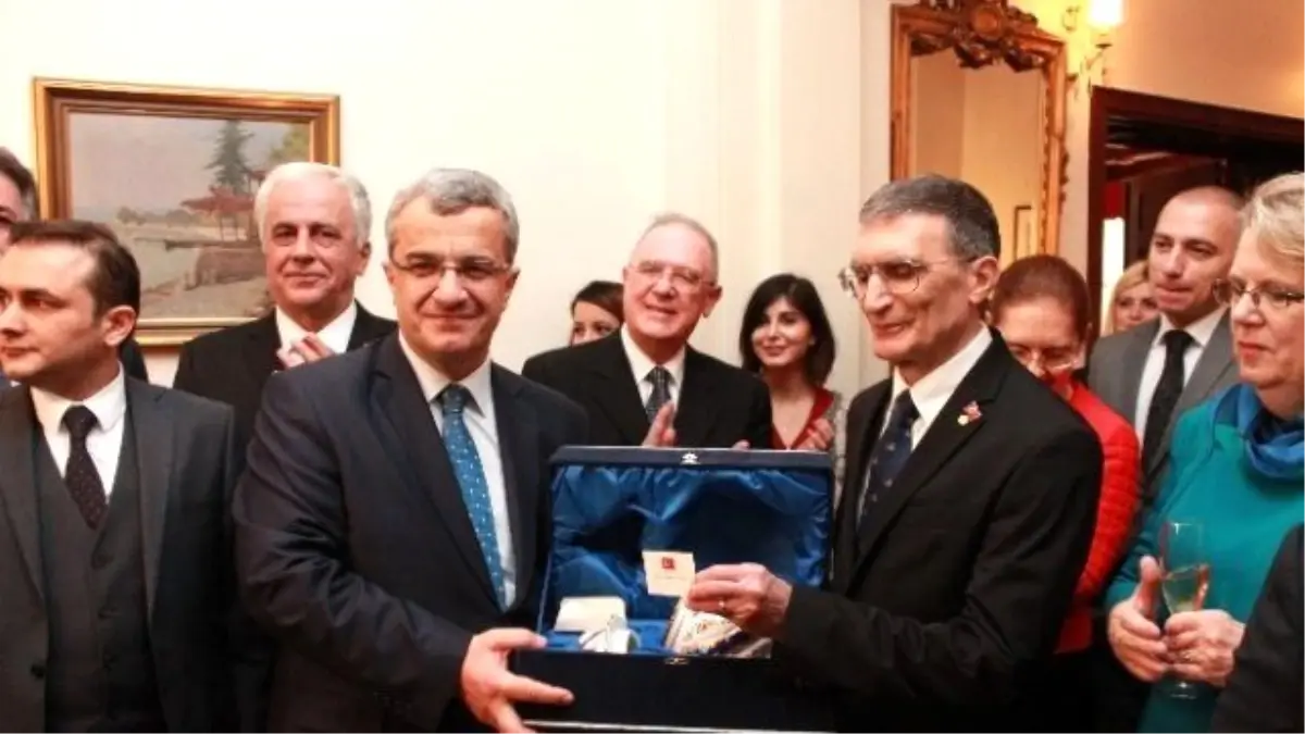 Cumhurbaşkanı Erdoğan\'ın Hediyesi Aziz Sancar\'a Verildi