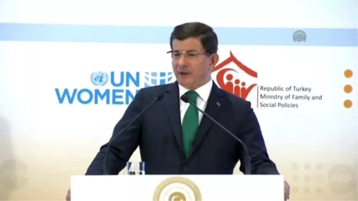 Davutoğlu\'nun Konuşması Sırasında Rahatsızlandı