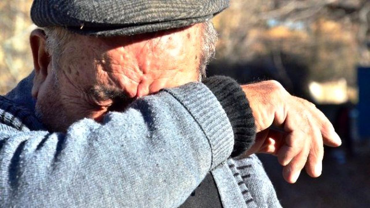 Deprem Nedeniyle Evini Terk Eden Yaşlı Adam Gözyaşlarına Boğuldu