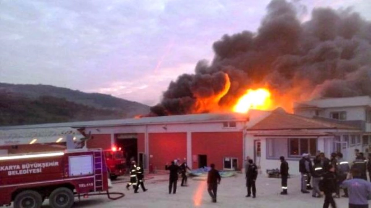 Sakarya\'da Plastik Fabrikasında Korkutan Yangın: 2 İşçi Hastaneye Kaldırıldı