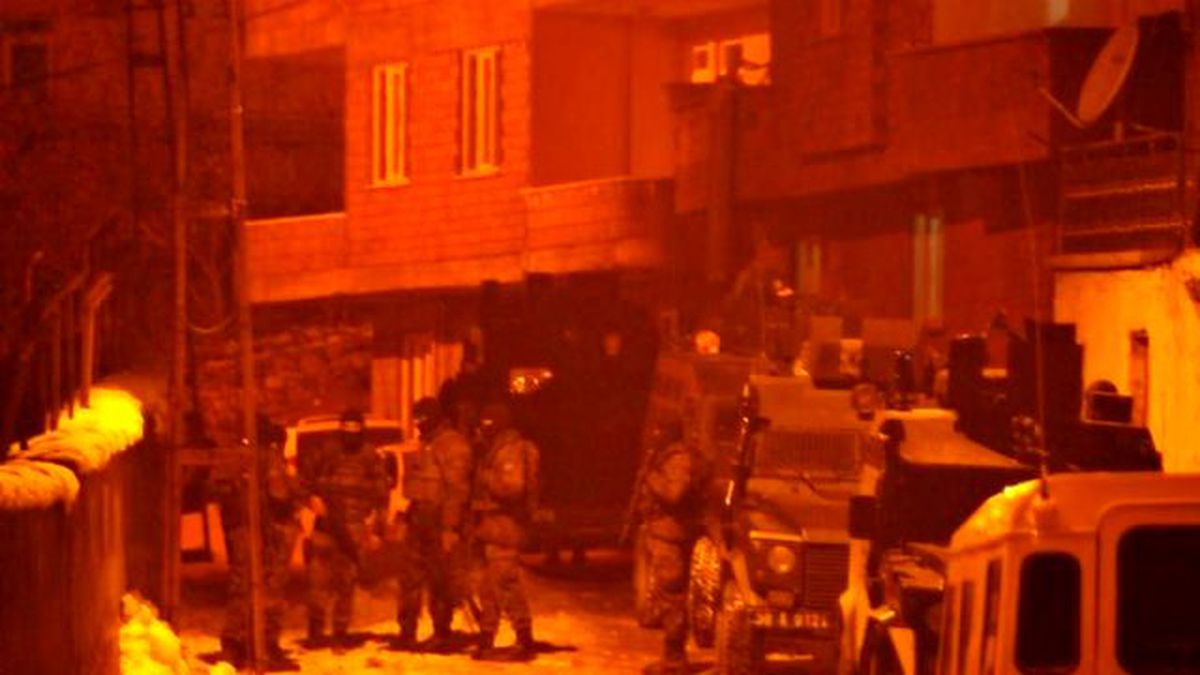 Hakkari'de 20 Zırhlı Araçla Operasyon