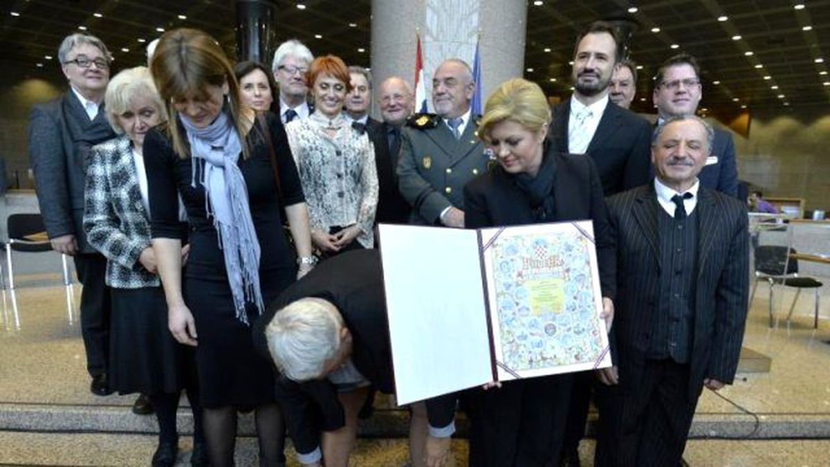 Hırvat Başkan'ın Ödül Alırken Pantolonu Düştü