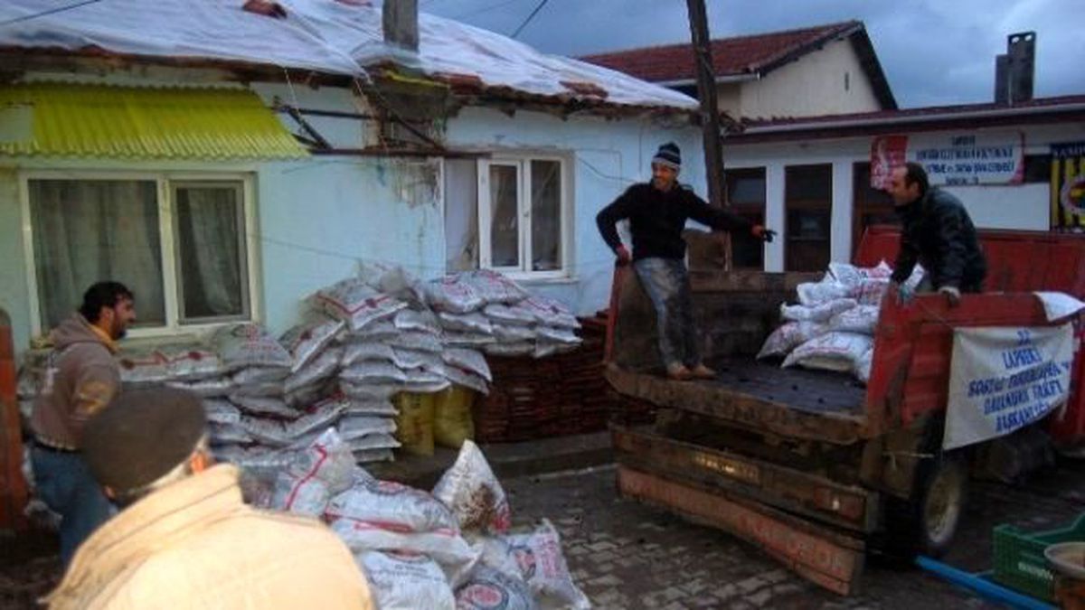 Lapseki\'de 700 Ton Kömür Yardımı Yapılıyor