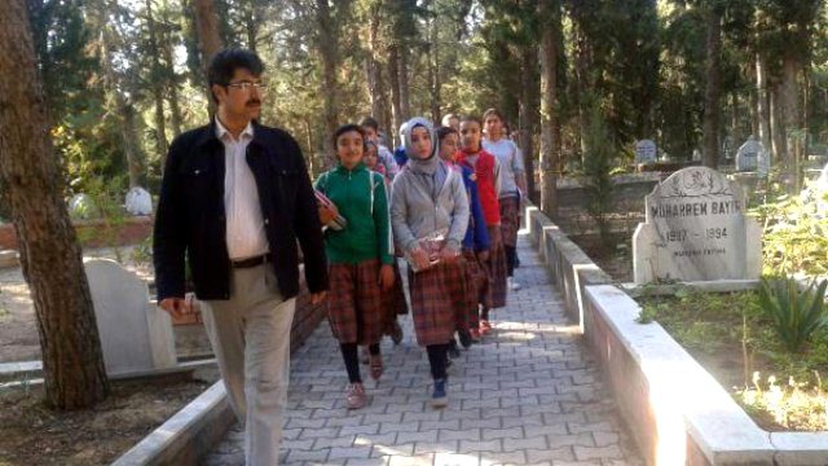 Ortaokul Öğrencilerine Mezarlıkta \'Ahiret\' Dersi