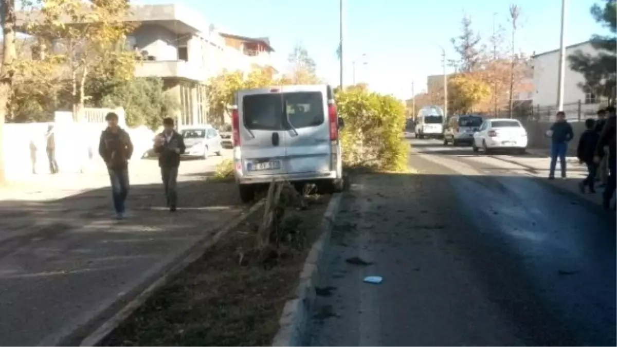 Otomobille Midibüs Çarpıştı