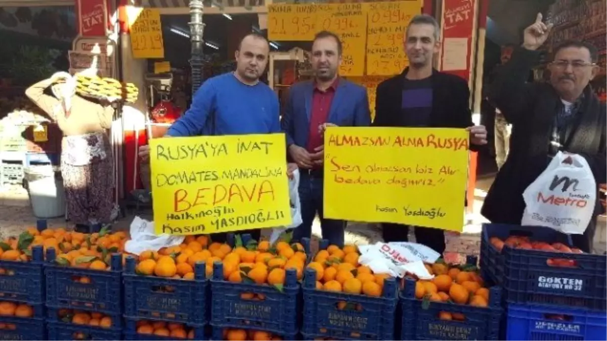 Rusya\'nın Gönderdiği Narenciyeyi Satın Alıp Halka Bedava Dağıttı