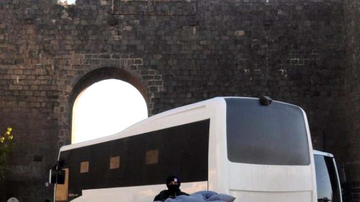 PKK\'lılar Kurşunlu Cami Bahçesindeki Polislere Ateş Açtı: 1 Şehit, 1 Yaralı (2)