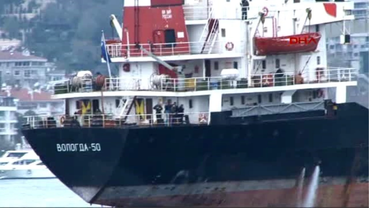Rus Donanması\'na Ait Kargo Gemisi İstanbul Boğazı\'ndan Geçti