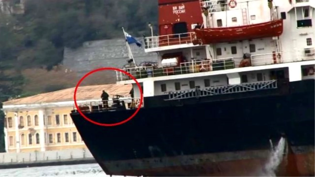 Boğaz\'dan Geçen Rus Gemisindeki Askerler El Tetikte Bekledi