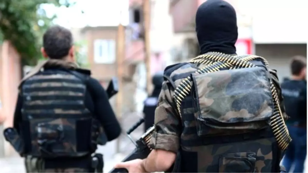 Sur\'da Bir Polis Keskin Nişancı Tüfeğiyle Başından Vurularak Şehit Oldu