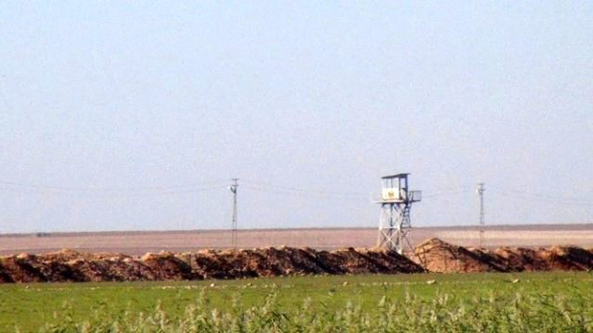 Suriye Sınırında Hendek Kazma Çalışmaları Sürüyor