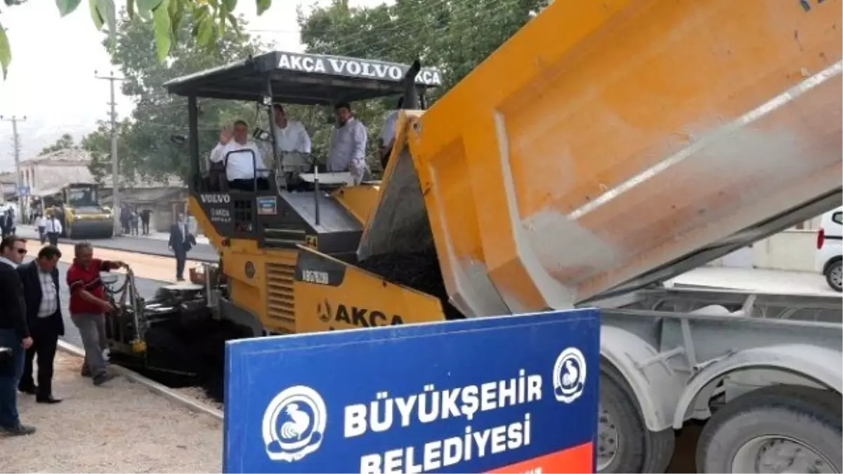 Tavas-bağlar Yolu\'na Sıcak Asfalt Atıldı