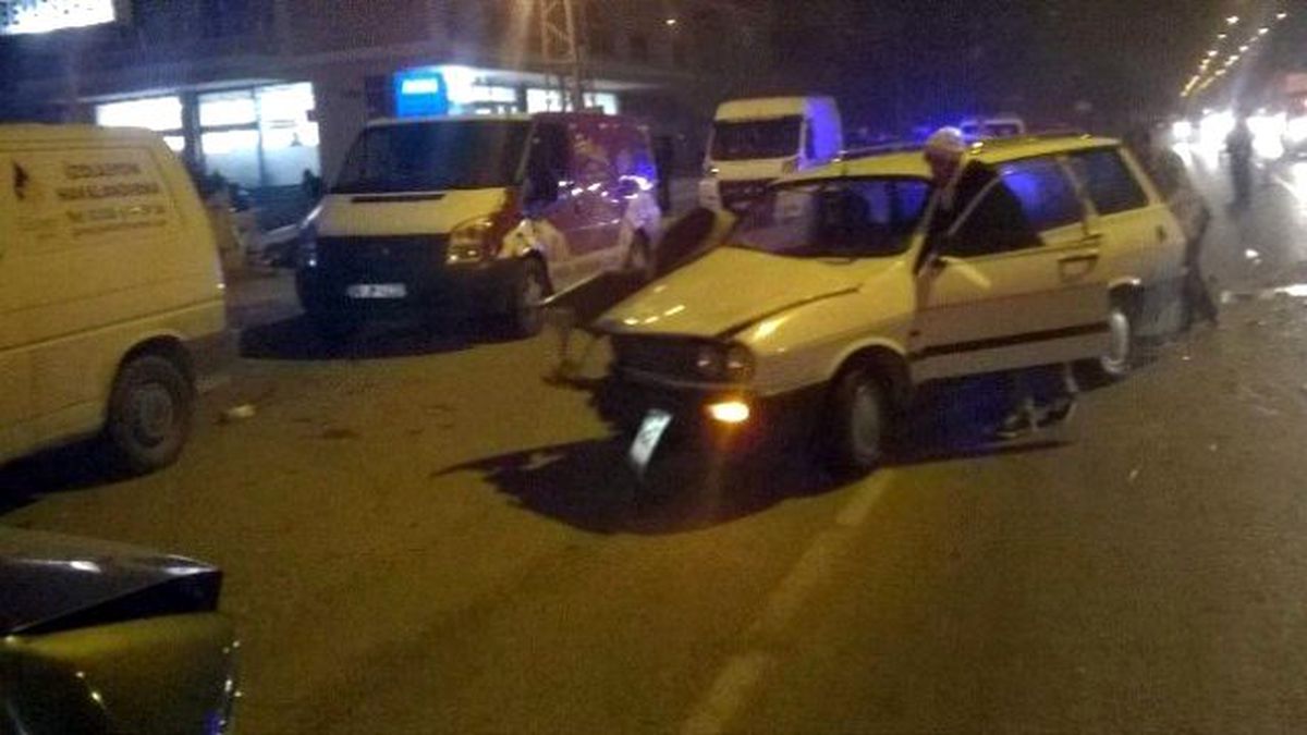 Üç Araç Çarpıştı: 2 Yaralı