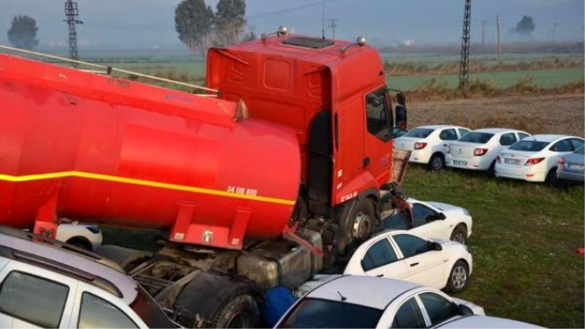 Yakıt Tankeri, Park Halindeki Altı Aracı Hurdaya Çevirdi