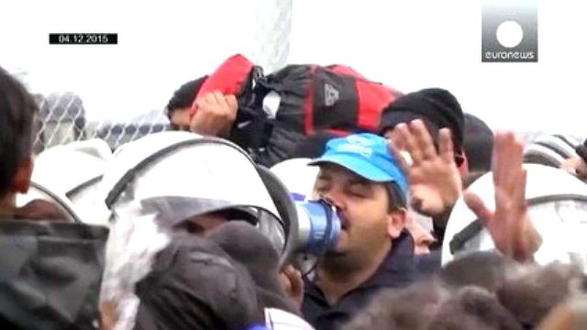 Yunanistan Makedonya Sınırındaki Sığınmacıları Tahliye Ediyor