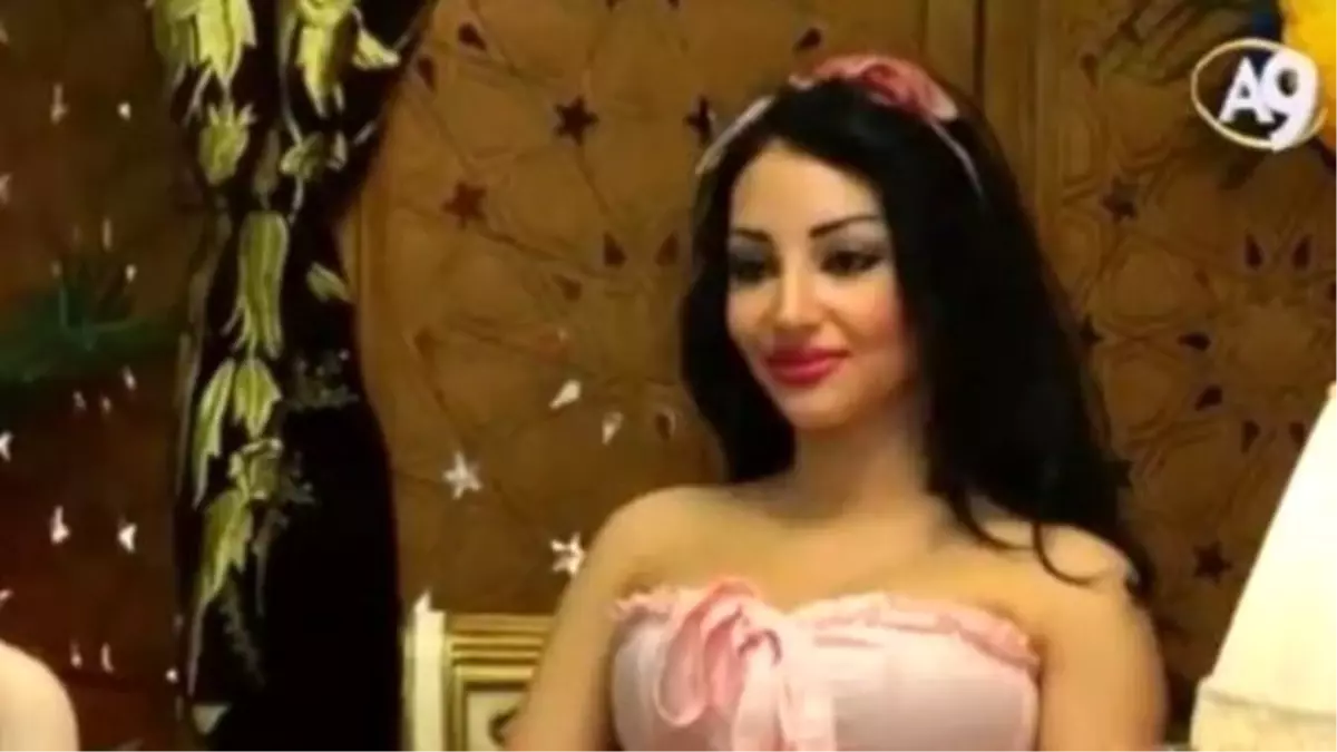 Adnan Oktar, \'Pamuk Prenses\' Olan Kediciğini Rahat Bırakmadı!