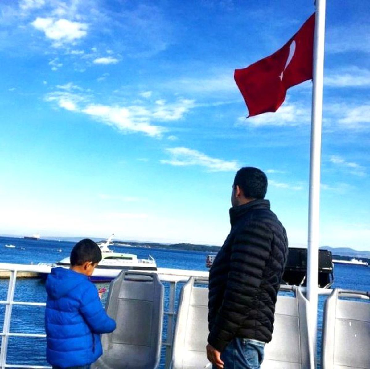 Afgan Baba Denizde Kaybolan Ailesini Arıyor