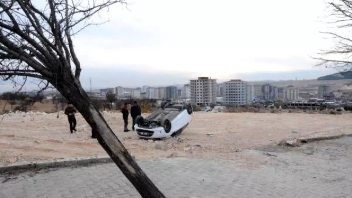 Gaziantep\'te Ağaca Çarparak Devrilen Otomobildeki Anne-Oğul Yaralandı