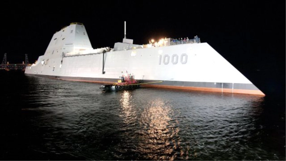 Amerika Geleceğin Savaş Gemisi USS Zumwalt\'u Atlas Okyanusu\'na İndirdi