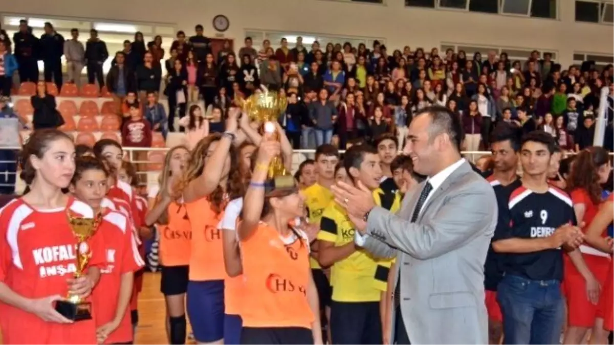 Demre\'de Okullar Arası Voleybol Turnuvası Düzenlendi