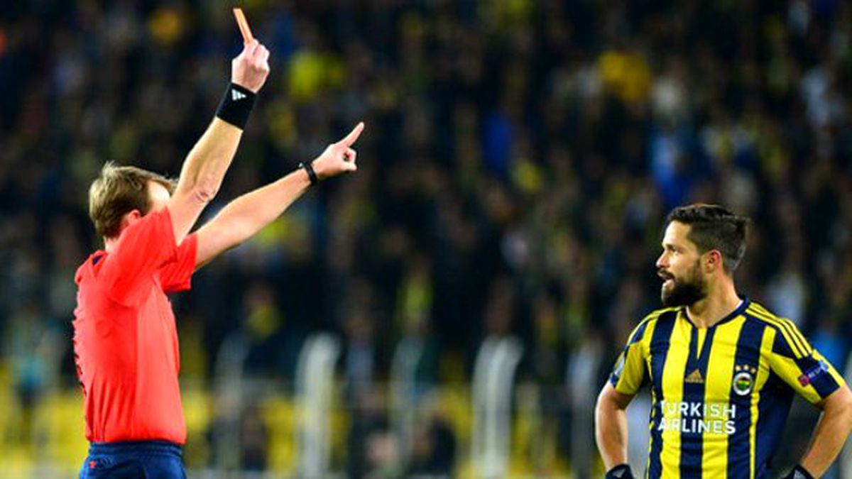 Diego Ribas, Celtic Maçında Rakibine Tekme Attı, Kırmızı Kart Gördü