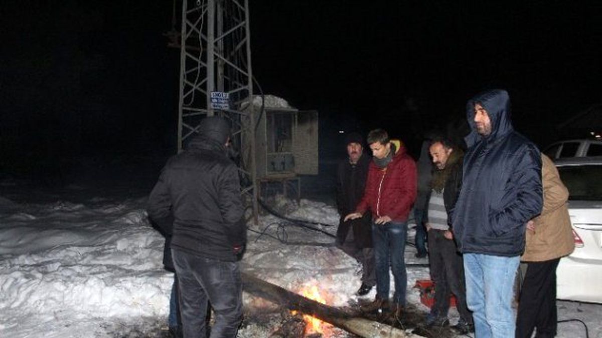 Dondurucu Soğukta Elektrik Arızalarını Gideriyorlar