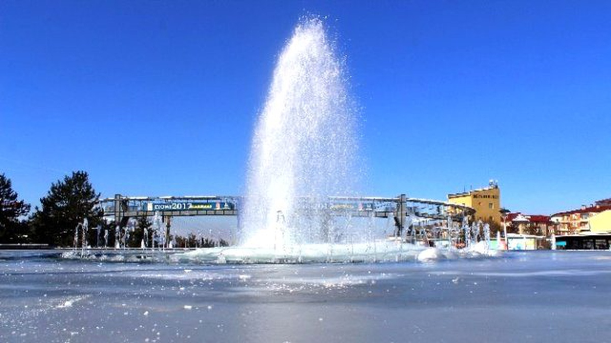 Erzurum\'da Süs Havuzları Buz Tuttu