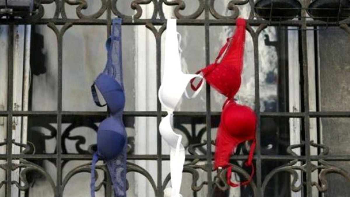 Evinde Bayrak Olmayan Kadın Pencereye Sütyenlerini Astı!