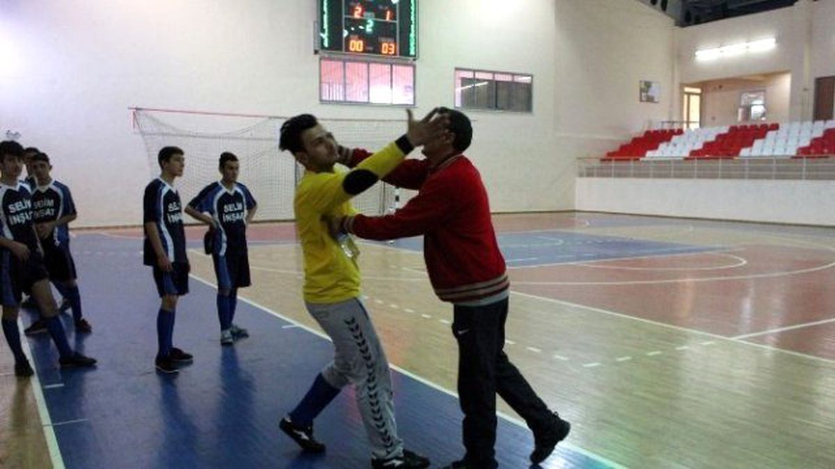 Futsal Maçında Öğrenciler Birbirine Girdi