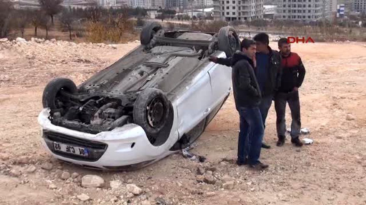Gaziantep - Ağaca Çarparak Devrilen Otomobildeki Anne-oğul Yaralandı