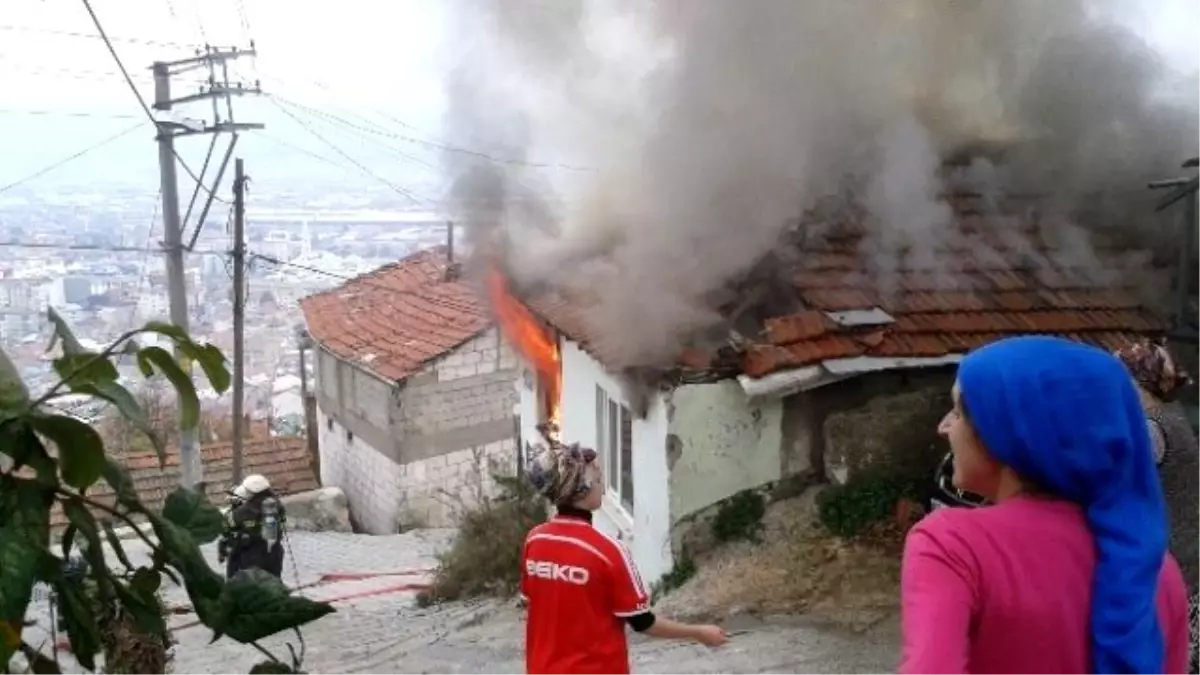 Gecekondu Alev Alev Yandı, Vatandaş Çay İçerek İzledi