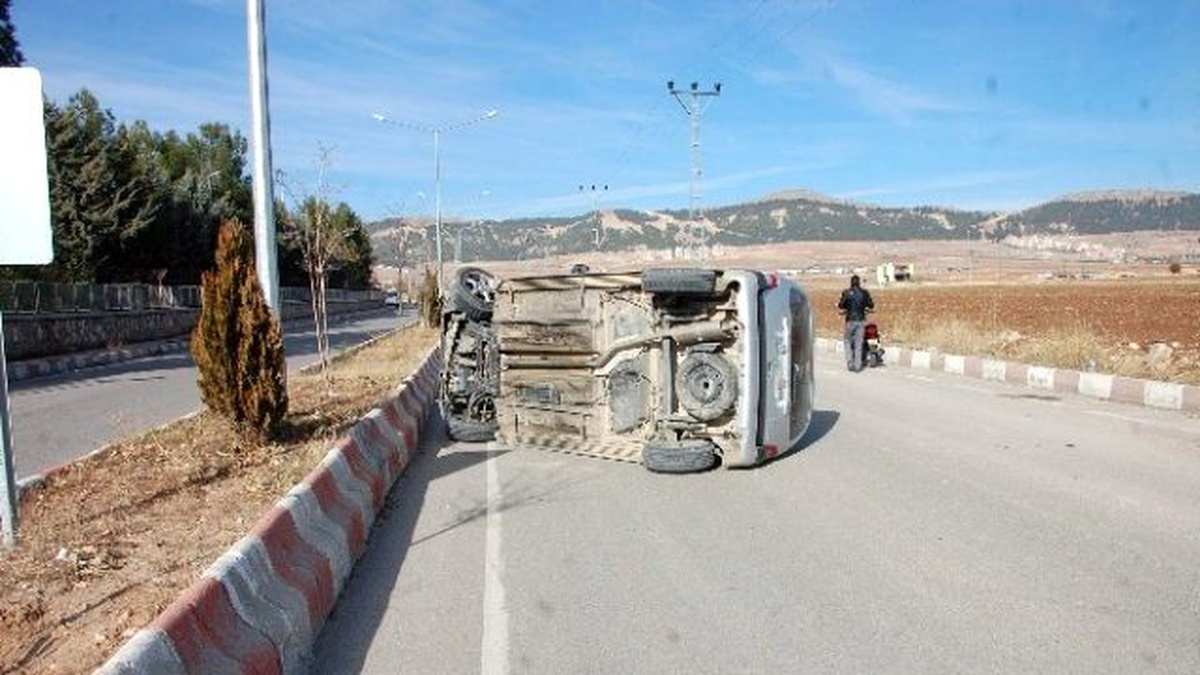 Hafif Ticari Araç Dönüş Yaparken Takla Attı: 2 Yaralı