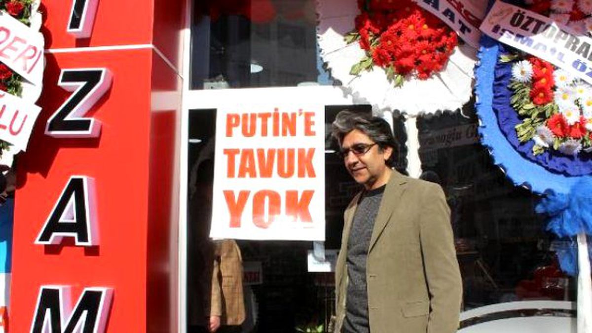 Şarküteri Kapısına 'Putin'e Tavuk Yok' Afişi Asılsı