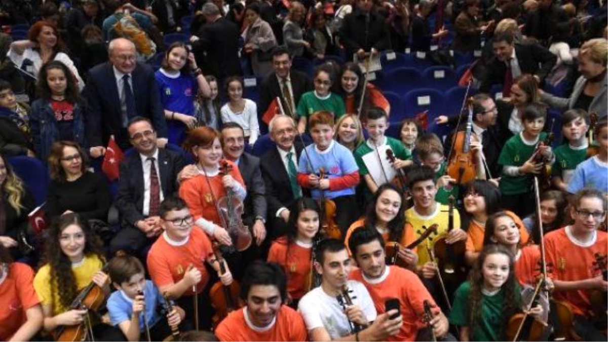 Kılıçdaroğlu, Çocuk Senfoni Orkestrasının Konserini Dinledi