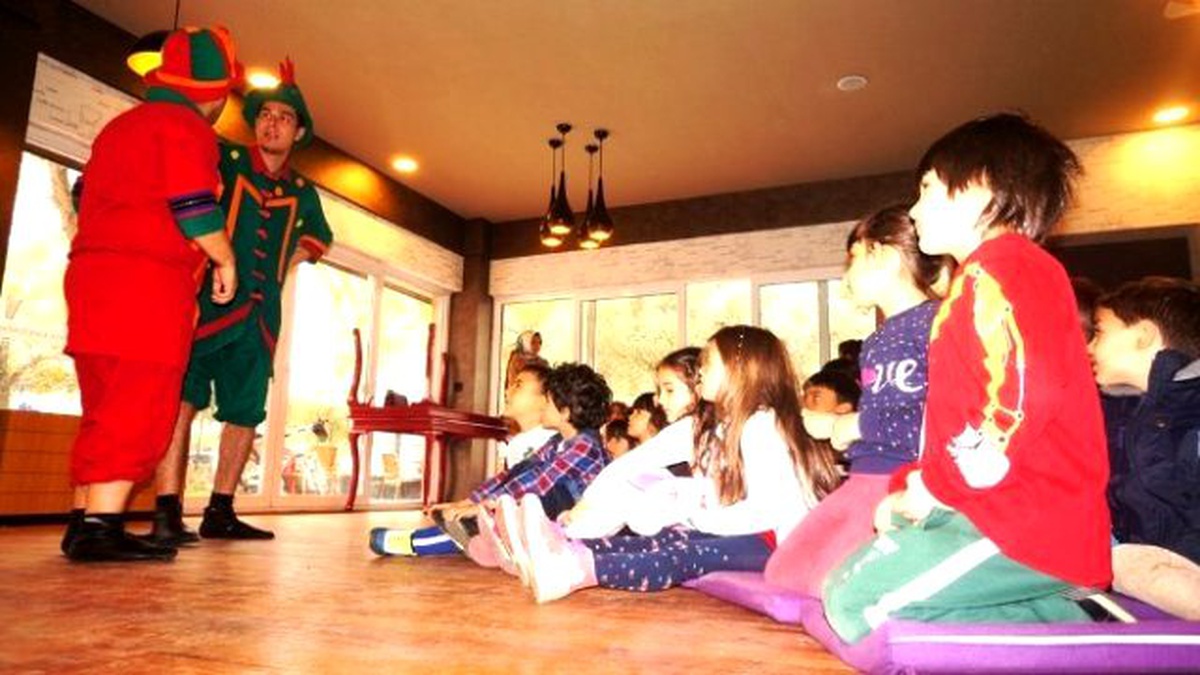 Minik Öğrenciler Hacivat ve Karagöz\'le Eğlendi