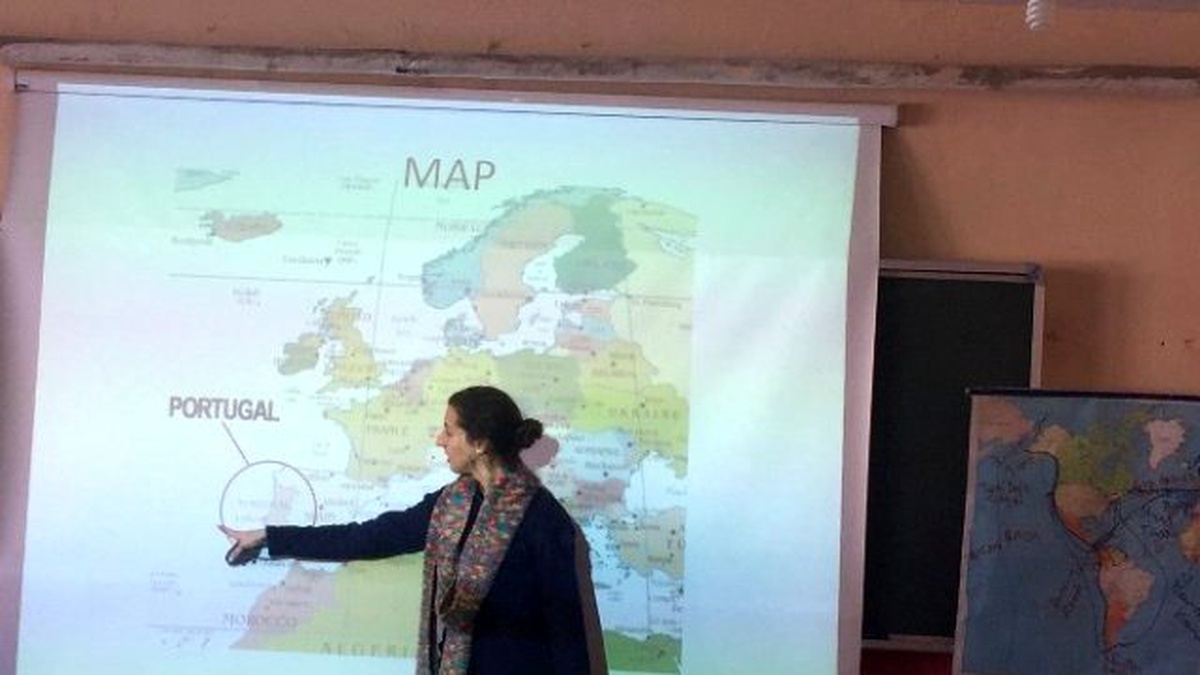 Portekizli Kızlar Hasköy\'de Öğrencilerle Bir Araya Geldi