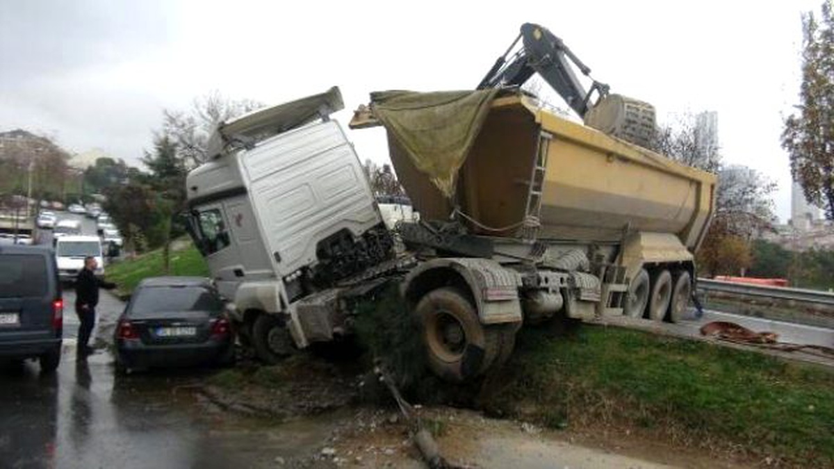 Şişli\'de Kamyon Kazası Ucuz Atlatıldı; Kurtarma Çalışmaları Herkesin Yüreğini Ağzına Getirdi
