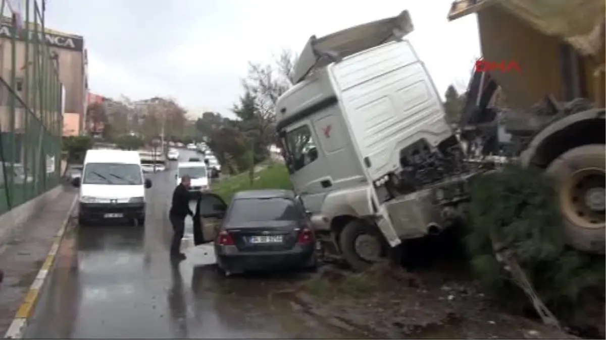 Şişli\'de Kamyon Kazası Ucuz Atlatıldı; Kurtarma Çalışmaları Herkesin Yüreğini Ağzına Getirdi