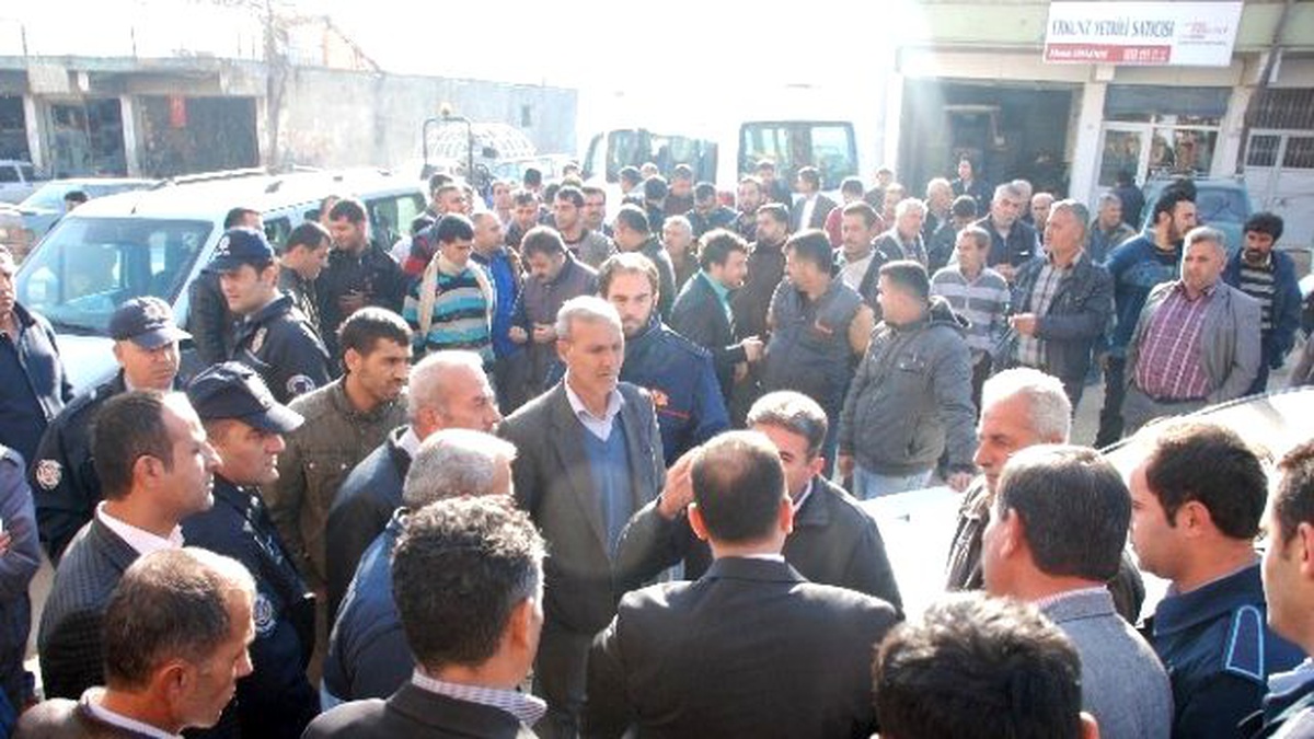 Altınözü\'de Vatandaşlar Yol Kapattı