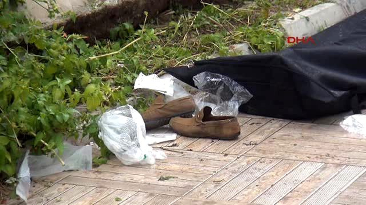 Antalya\'da, Kaldırımda Yürürken Otomobil Çarpan Yaya Öldü