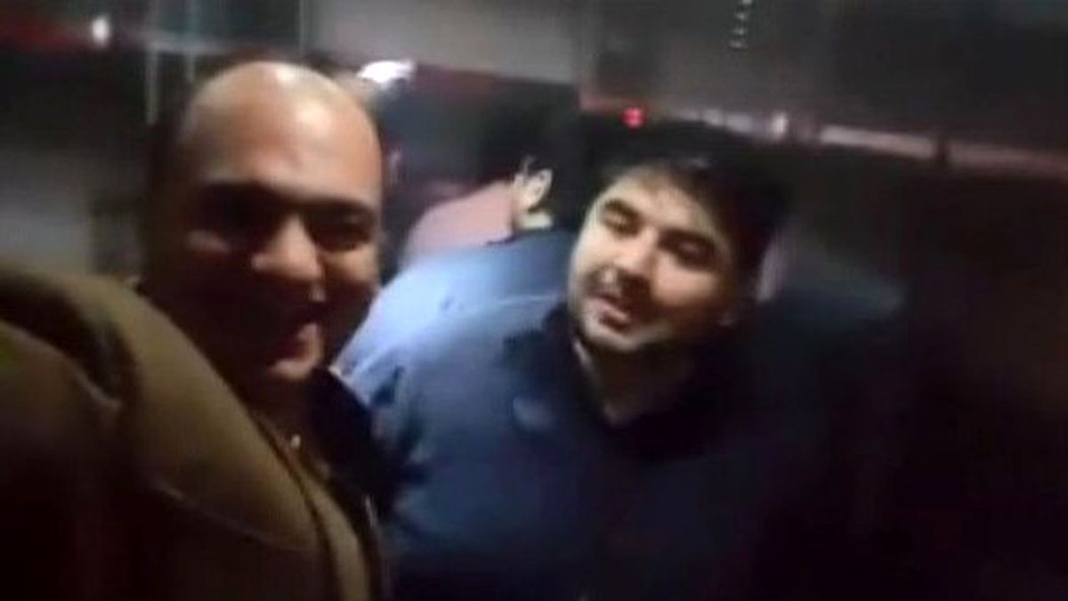 Asansörde Kalınca Önce Şarkı Söylediler Sonra Bağırdılar