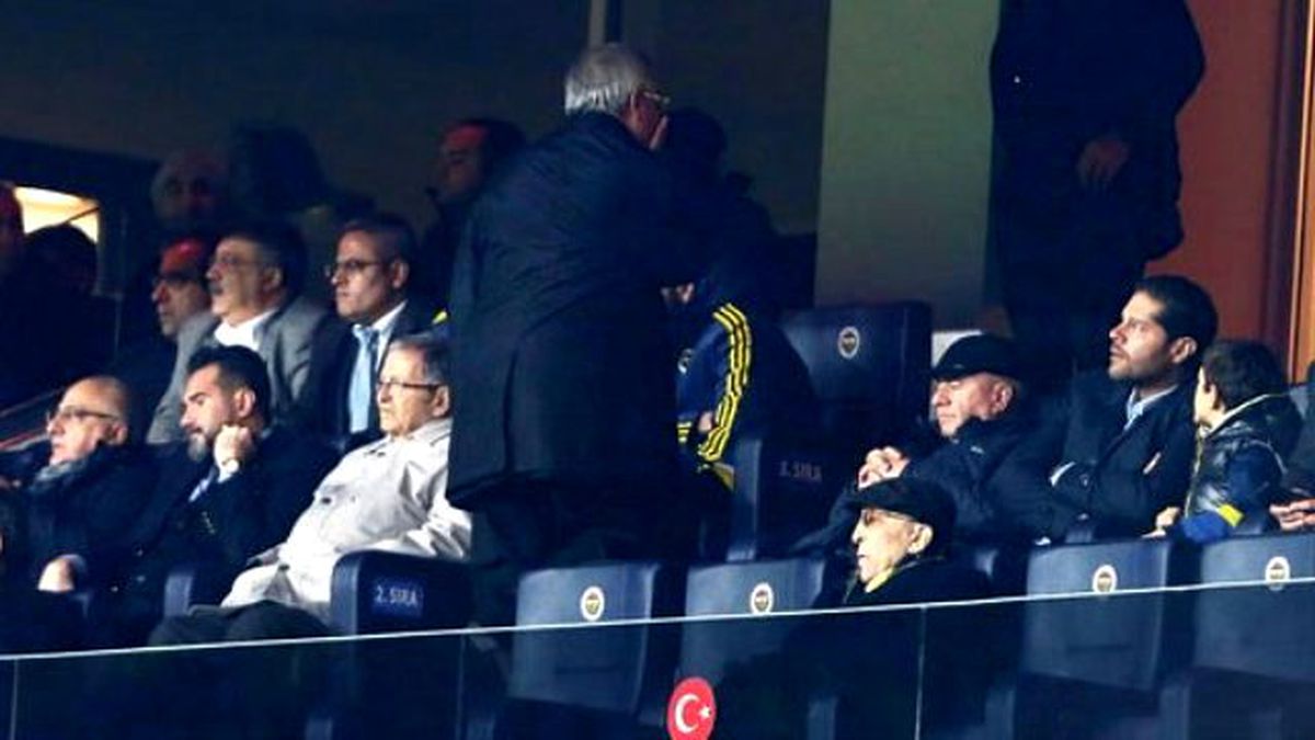 Aziz Yıldırım Diego'ya Kızdı, Tribünü Terk Etti