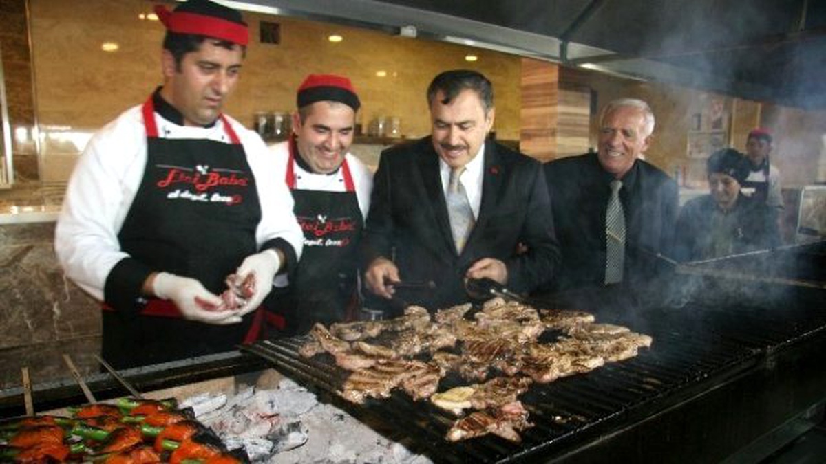 Bakan Eroğlu Ocakbaşına Geçip Pirzola Kızarttı
