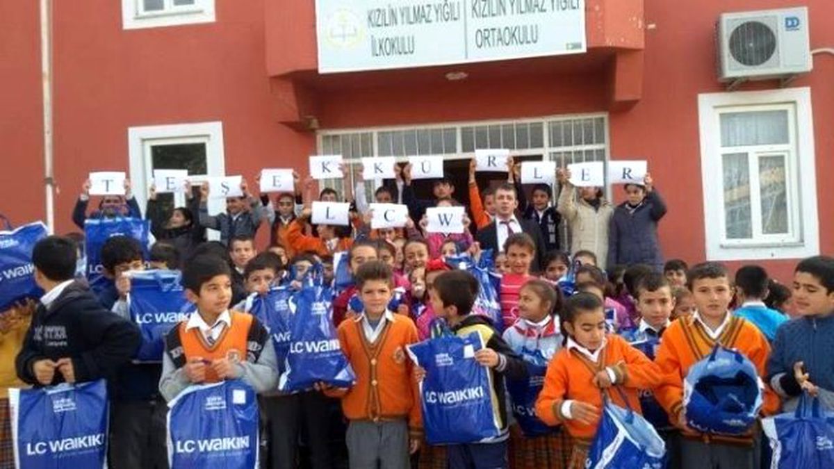 Besni İlçesinde Öğrenciler Giydirildi