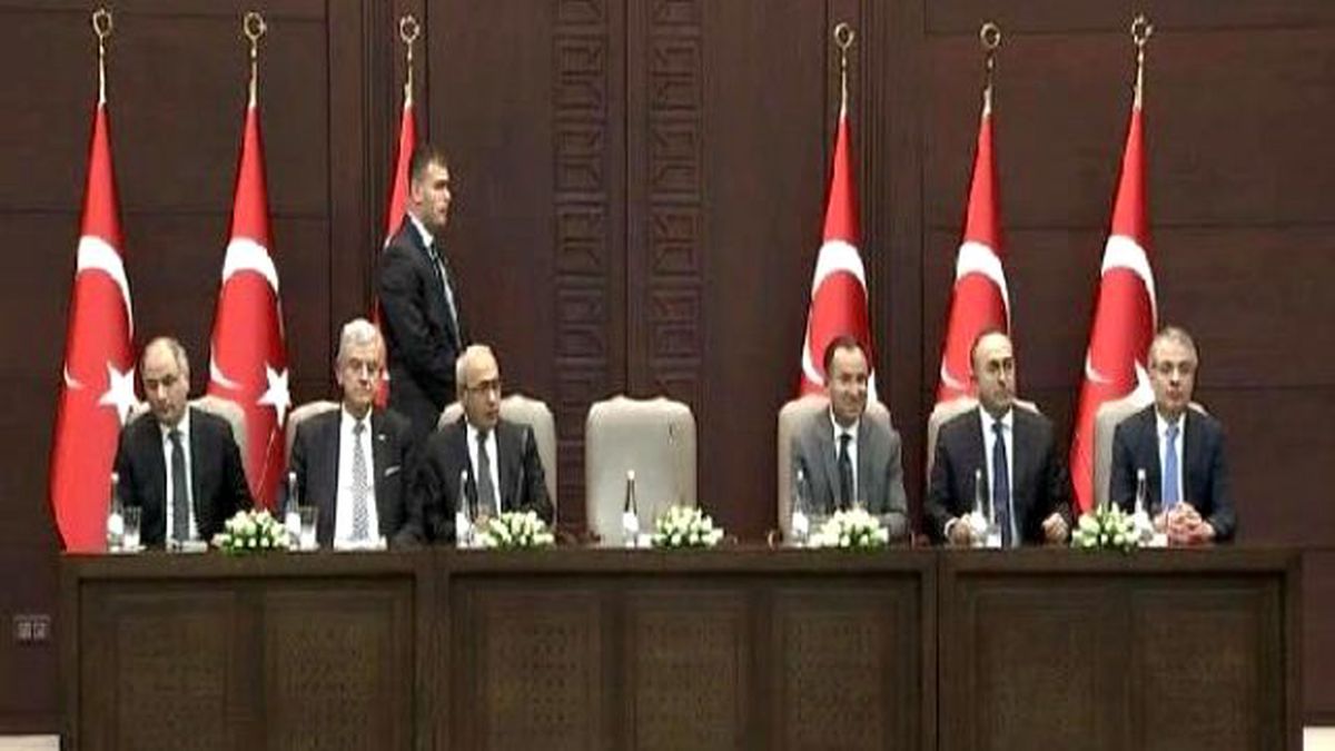 Davutoğlu: Bölgede Deaş Tehdidine Yönelik Ciddi İstihbarat Ulaştığı İçin Kuvvet Kaydırma İhtiyacı...